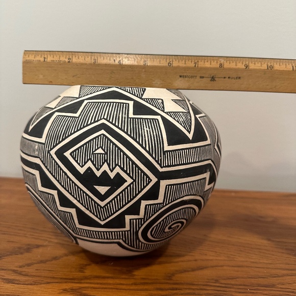 Native American Hand Painted Signed Pottery - Picture 4 of 4